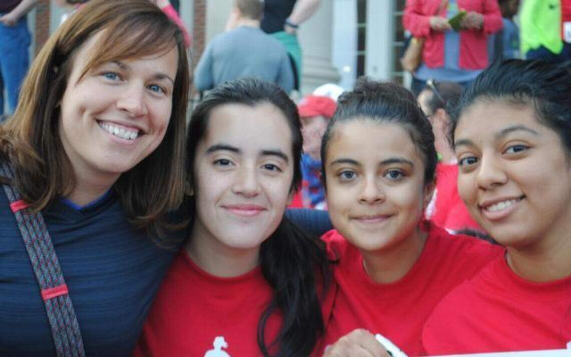 Circle de Luz helps Latina girls aim toward college