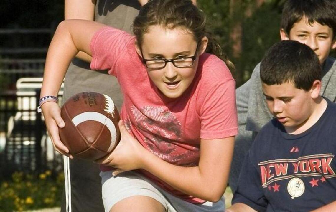 49ers hold youth football clinic