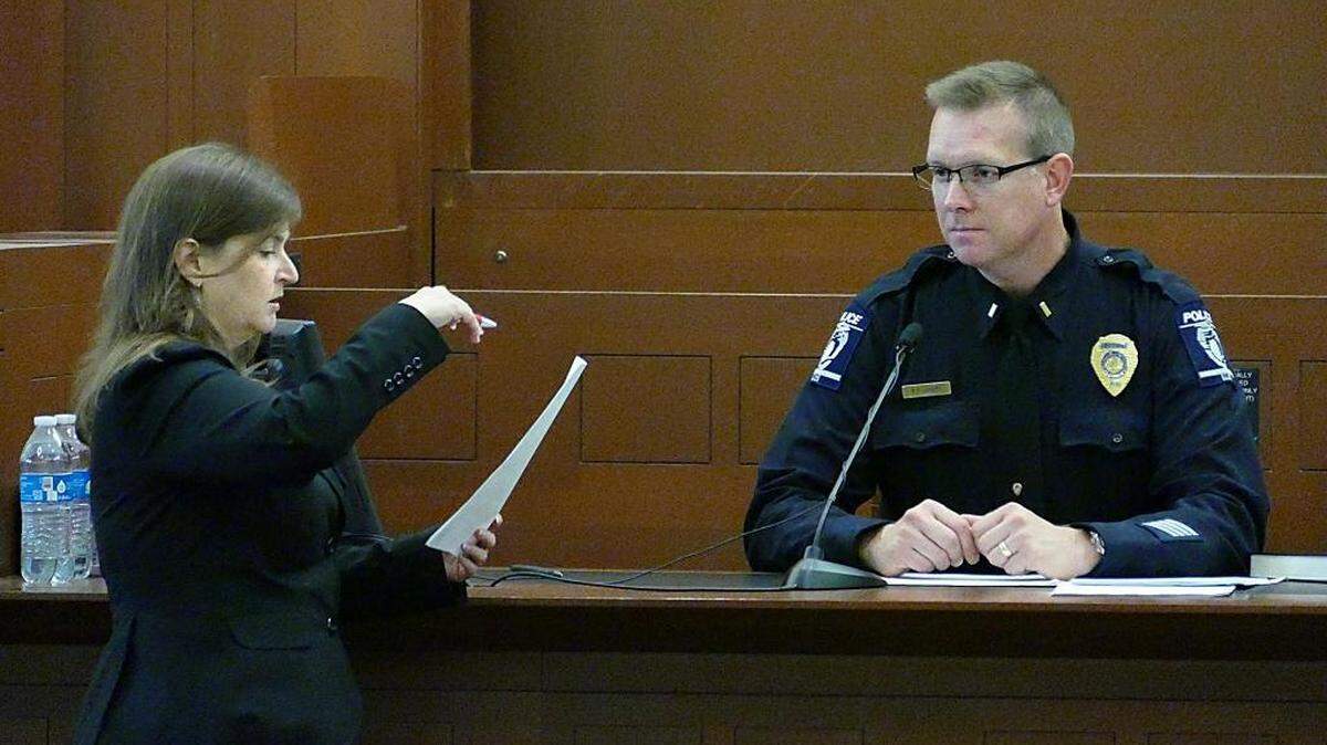 
Teresa Postell, asst. prosecuting attorney, questions CMPD Lt. Erik Brady. Randall Kerrick's defense team called several witnesses on Wednesday, August 12, 2015. 
