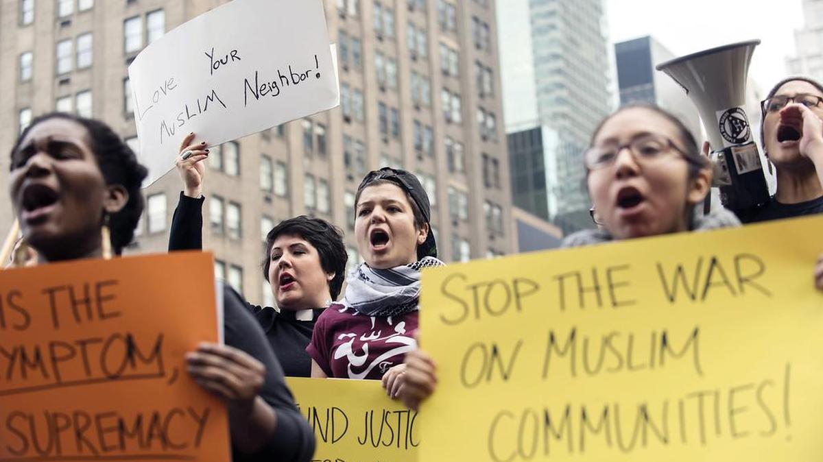 Protesters in New York oppose the mistreatment of Muslims.