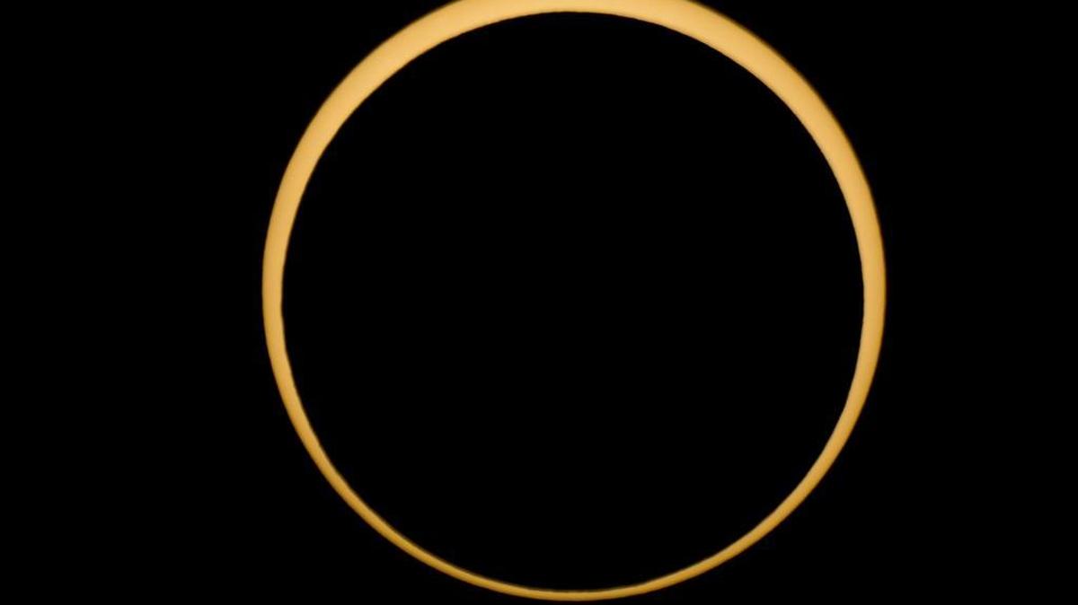 Does the eclipse look like a wedding band? That’s what Susan Summer believes, as she prepared to marry during the eclipse.