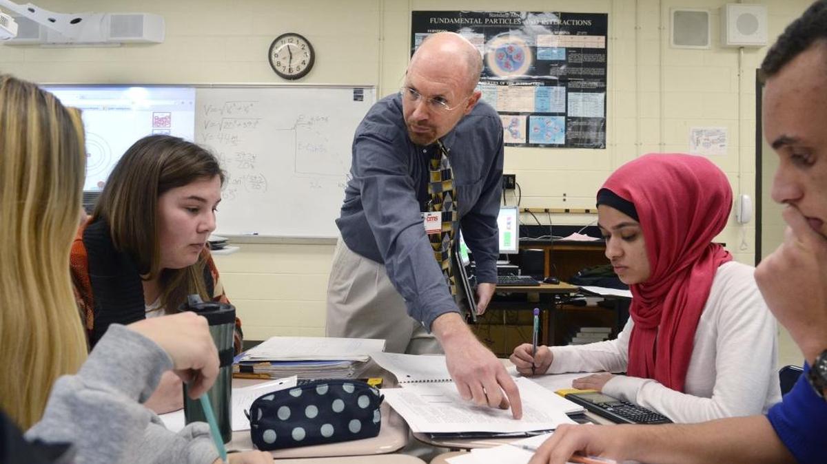 Students in a physics class at North Mecklenburg High are pictured in this Charlotte Observer file Photo
