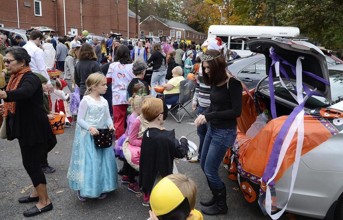 Parents and children pile into the parking lot of Kilgo United Methodist Church near the end of the Fall Crawl parade for some out-of-the-car-trunk trick-or-treating. A major cool-down could greet trick-or-treaters on Oct. 31, 2023, a National Weather Service meteorologist said.