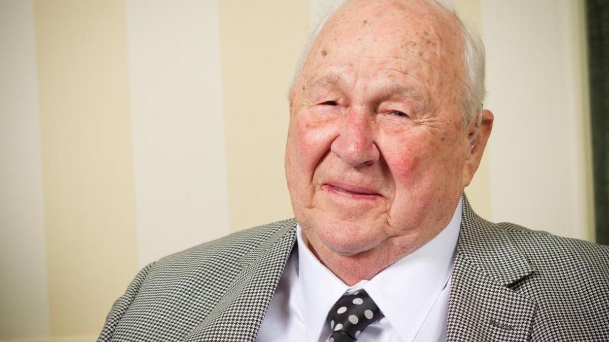 Wake Forest University presented the Distinguished Alumni Award to Porter Byrum in 2011.