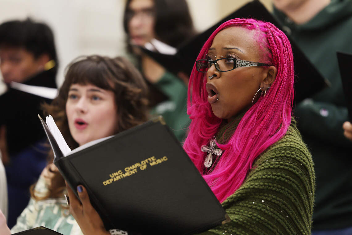 clt_jaygrymes001_12326.jpg A estudante da UNC Charlotte, Reem Nour, ensaia no campus com o University Chorale. O grupo apresentará músicas em iídiche e russo relacionadas ao livro “Partisan Song”.