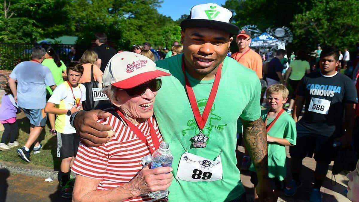 
92-year old Harriette Thompson gets a hug from Steve Smith after running the Lace Up Son Family 5K in Matthews Monday May 25, 2015. Hundreds participated in the event hosted by the Steve Smith Family Foundation. Thompson plans to run a full marathon in San Diego on Sunday.
