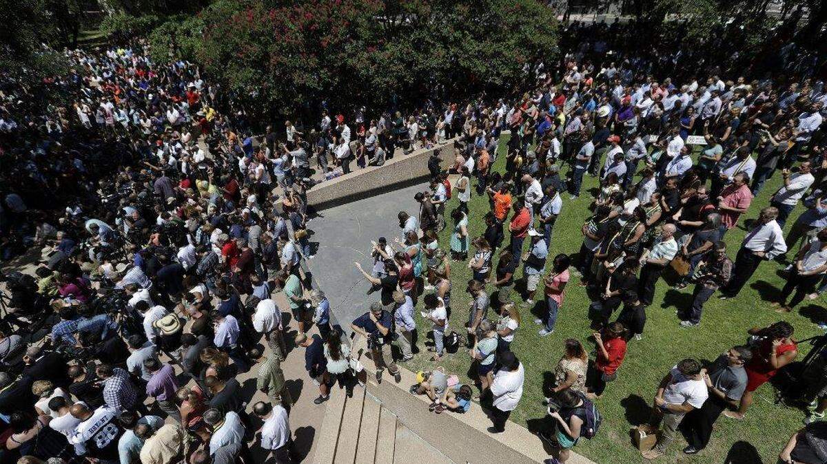 People take part in a prayer vigil at Thanksgiving Square, Friday, July 8, 2016, in Dallas. Five police officers are dead and several injured following a shooting during what began as a peaceful protest in the city the night before. (AP Photo/Eric Gay)