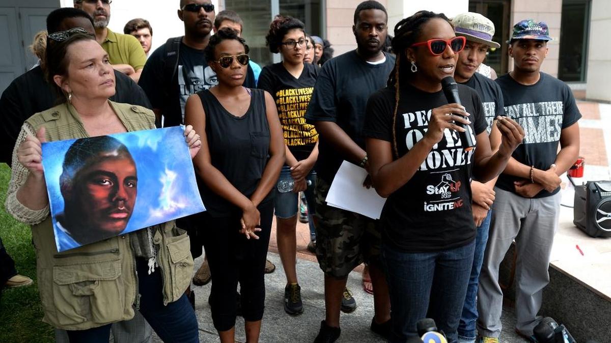 
Bree Newsome, right, a Charlotte activist speaks during a gathering of local civil rights groups on Saturday, August 22, 2015. The gathering addressed the mistrial and protest following Friday's court decision. Newsome climbed the flag pole at the State House in Columbia, SC to remove the Confederate battle flag in June 2015. 
