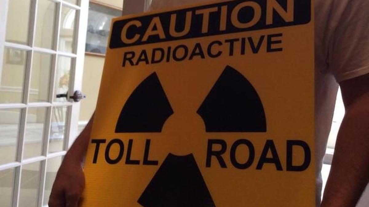 
Citizens carried signs on Monday opposing a toll lane contract on Interstate 77 and urged the Huntersville Town Commission to delay the project.
