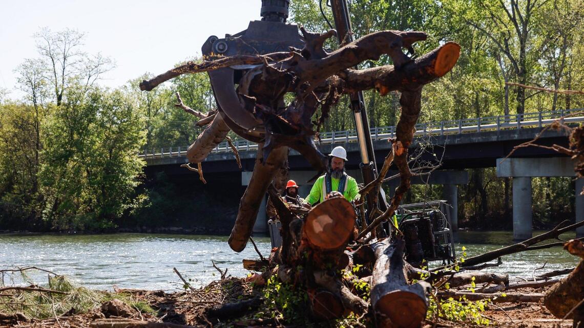 Army Corps pulls tons of Helene debris from Catawba River waters near Charlotte