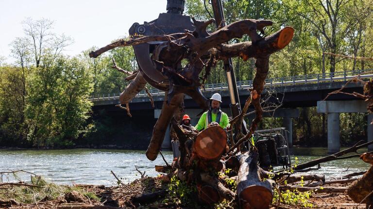 Army Corps pulls tons of Helene debris from Catawba River waters near Charlotte