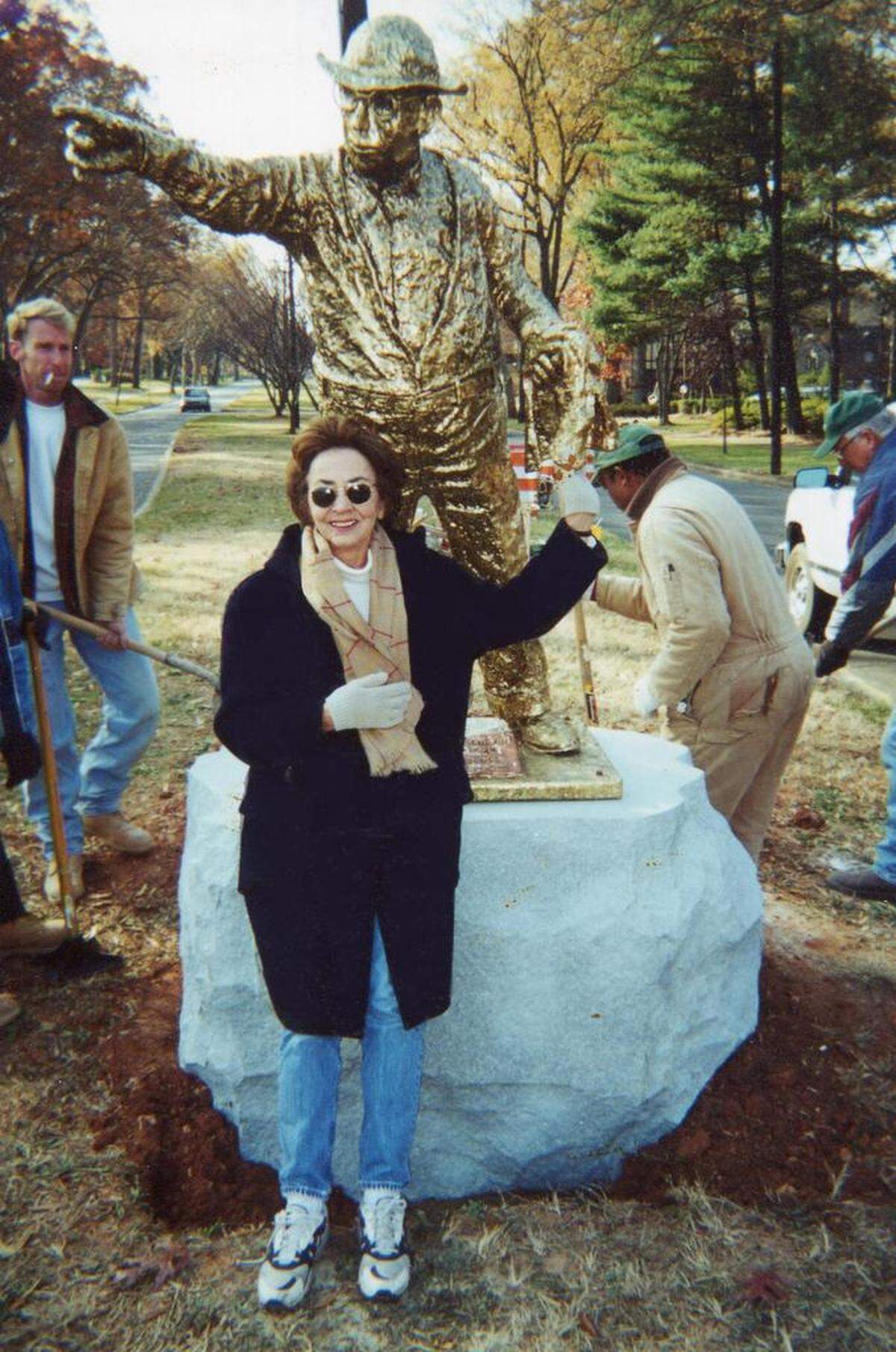 Kitty Gaston, one of the sisters who campaigned to have the statue created in McManaway’s honor, poses in front of it on the day it was installed in December 2000.