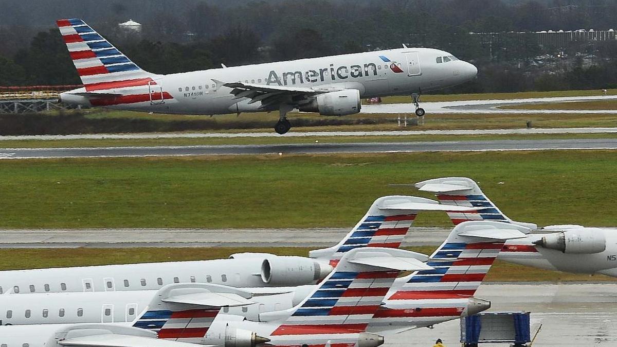 An American airlines jet takes off at Charlotte Douglas International airport on Dec. 23,2015.