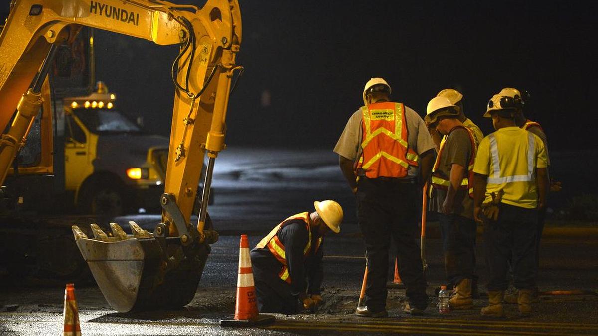 
Charlotte Water workers repair a water main break that closed the right westbound lane of Little Rock Road near Tuckaseegee Road in Charlotte, Tuesday morning, September 29, 2015.
