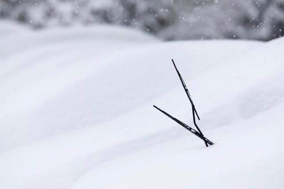 There’s no law that explicitly requires drivers in North Carolina to clear snow and ice from their vehicles.