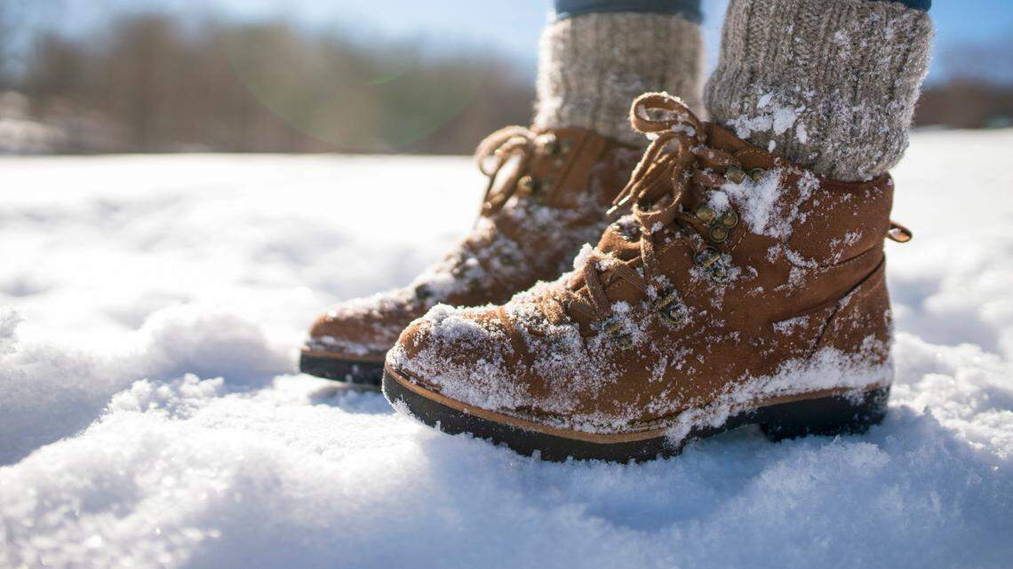 Poor weather conditions kept helicopters from rescuing a lost climber on an Oregon mountain.