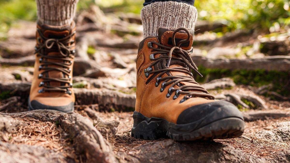A hiker used his cellphone to stay in touch with rescuers when he got lost at a New Hampshire park.