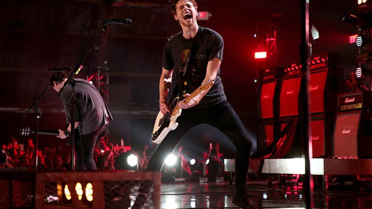 
SANTA MONICA, CA - AUGUST 17: Musician Luke Hemmings of 5 Seconds Of Summer performs onstage during Vevo Certified Live at Barker Hangar on August 17, 2015 in Santa Monica, California. (Photo by Christopher Polk/Getty Images for Vevo)
