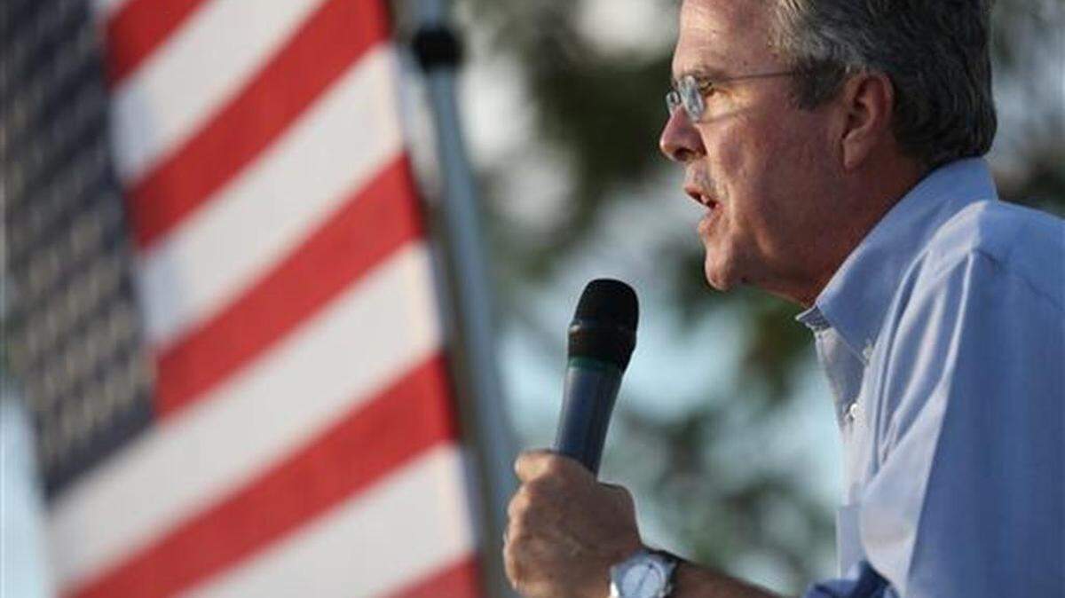 Republican presidential candidate, former Florida Gov. Jeb Bush speaks at an outdoor rally before attending a high school football in Punta Gorda, Fla., Friday, Oct. 30, 2015. (Dorothy Edwards/Naples Daily News via AP) FORT MYERS OUT; MANDATORY CREDIT