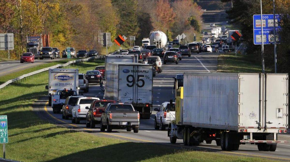 Traffic on Interstate 77 north of exit 28 in Cornelius, Friday, November 13, 2015. Four state lawmakers Friday urged Gov. Pat McCrory to cancel an I-77 toll lane project that is supposed to start Monday. McCrory has sidestepped the request.