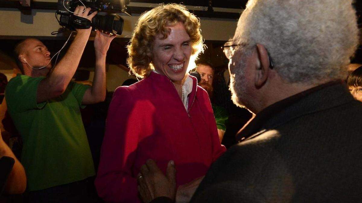 
Jennifer Roberts thanks her supporters after she won the Democratic primary for Charlotte mayor during a party held at Peculiar Rabbit Tuesday, October 6, 2015.
