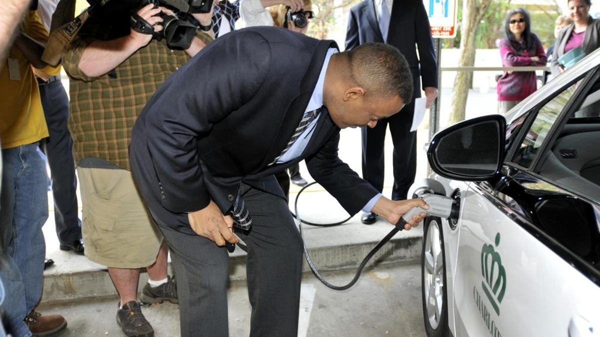 Building out charging infrastructure is seen as key to the adoption of electric vehicles. Here, former Charlotte Mayor Anthony Foxx demonstrated the use of an electric charging station with one of Charlotte’s electric cars on display at the Charlotte-Mecklenburg Government Center.