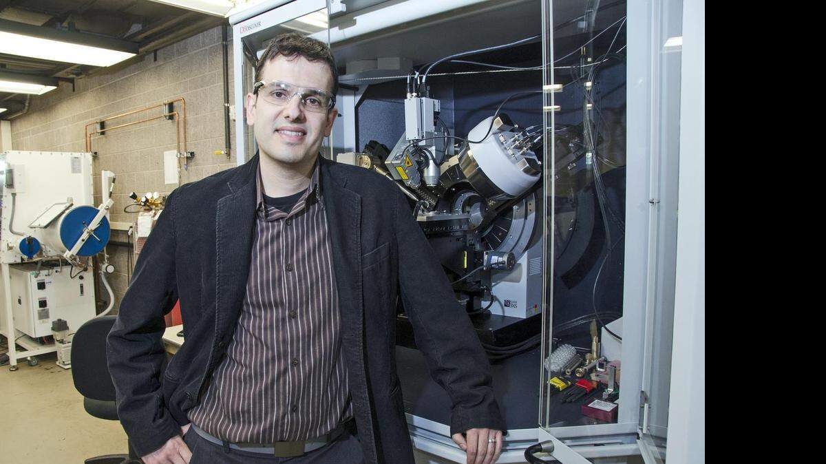 
Researcher Jordi Cabana: “We hope that this work will open a credible design path for a new class of high-voltage, high-energy batteries.”
