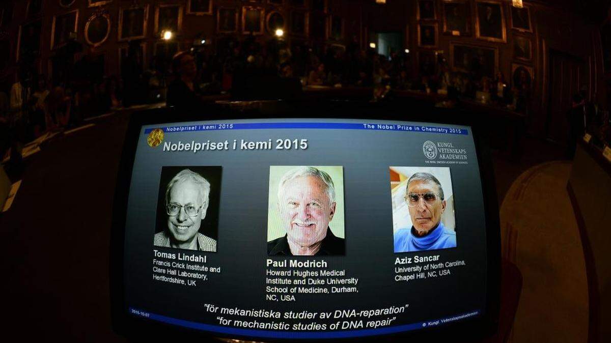 
Portraits of the co-winners of the Nobel Prize in Chemistry 2015 (from left to right) Sweden's Tomas Lindahl, Paul Modrich of the US and Turkish-American Aziz Sancar are displayed on a screen during a press conference on October 7, 2015 at the Royal Swedish Academy of Sciences in Stockholm. 

