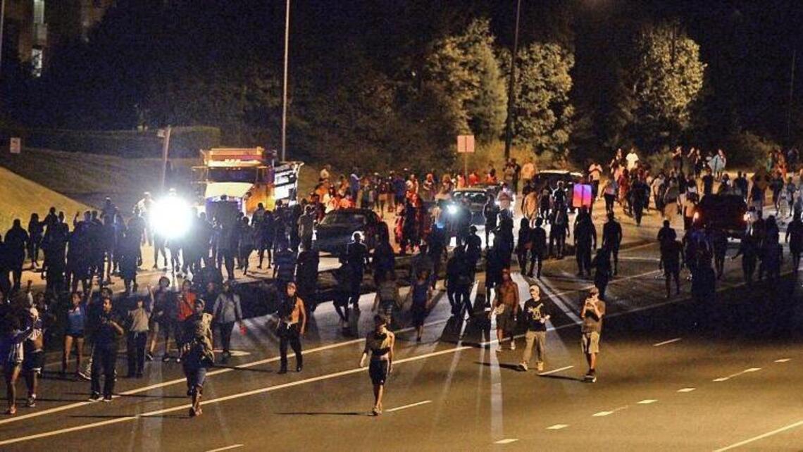 Trucker to 911 as looters close in: ‘They are coming this way … hundreds of them’