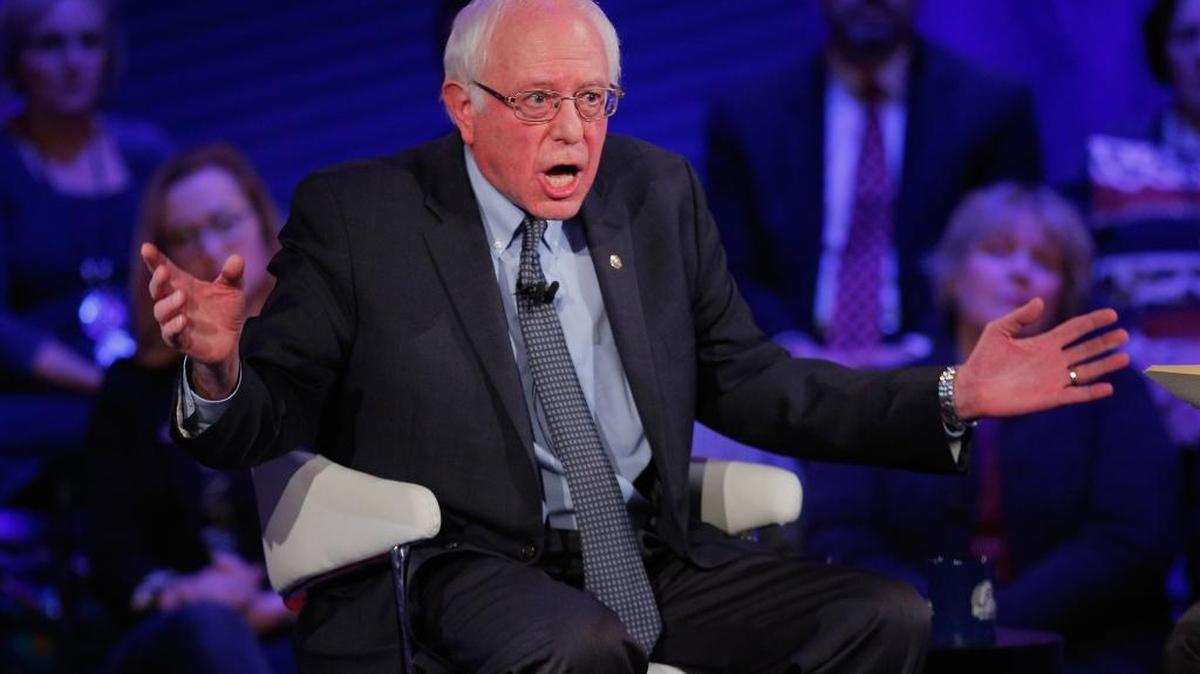 Senator Bernie Sanders had a strong night Monday at a town hall forum in Des Moines.