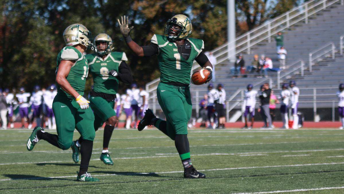 Turk Wharton runs back a fumble for a touchdown while dominating at Missouri S&T, the Division II school that prepared him for a long career in the NFL.