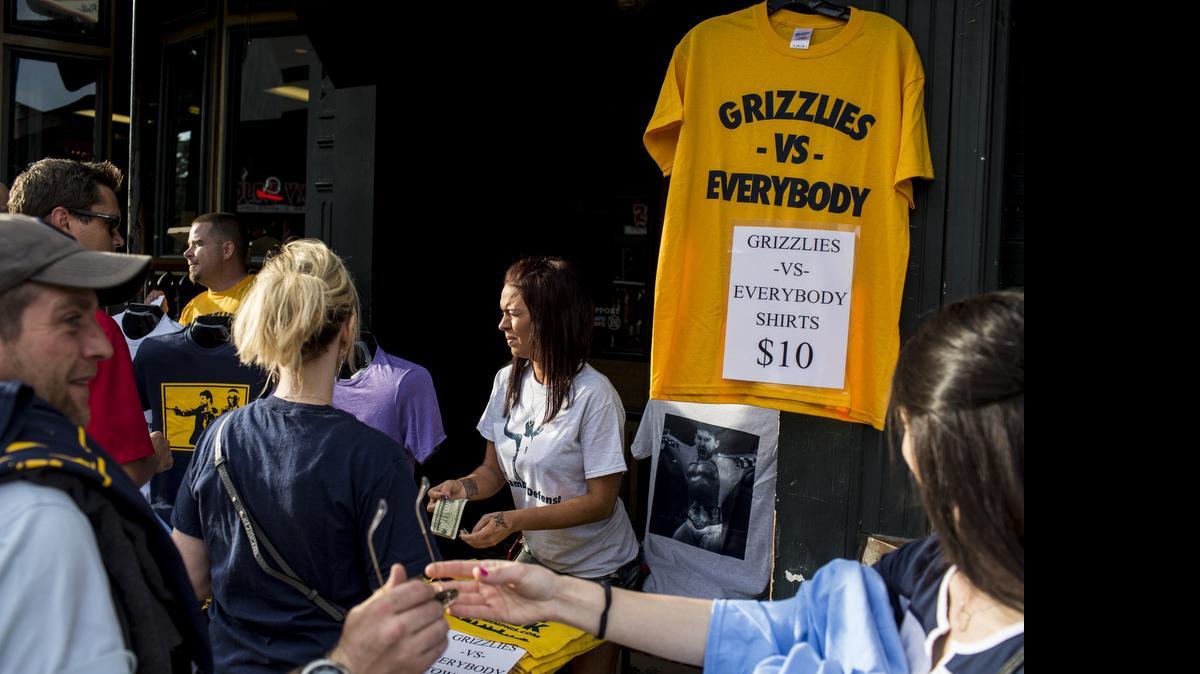 
Memphis Grizzlies fans line up to buy bootleg T-shirts, which have become a booming business with the Grizzlies’ playoff success, in Memphis, Tenn., May 11, 2015. The Grizzlies’ success in recent seasons has captivated the city. Ahead of Game 6 on Friday night at FedEx Forum, the Grizzlies were once again everywhere — on billboards, posters and license plates. 
