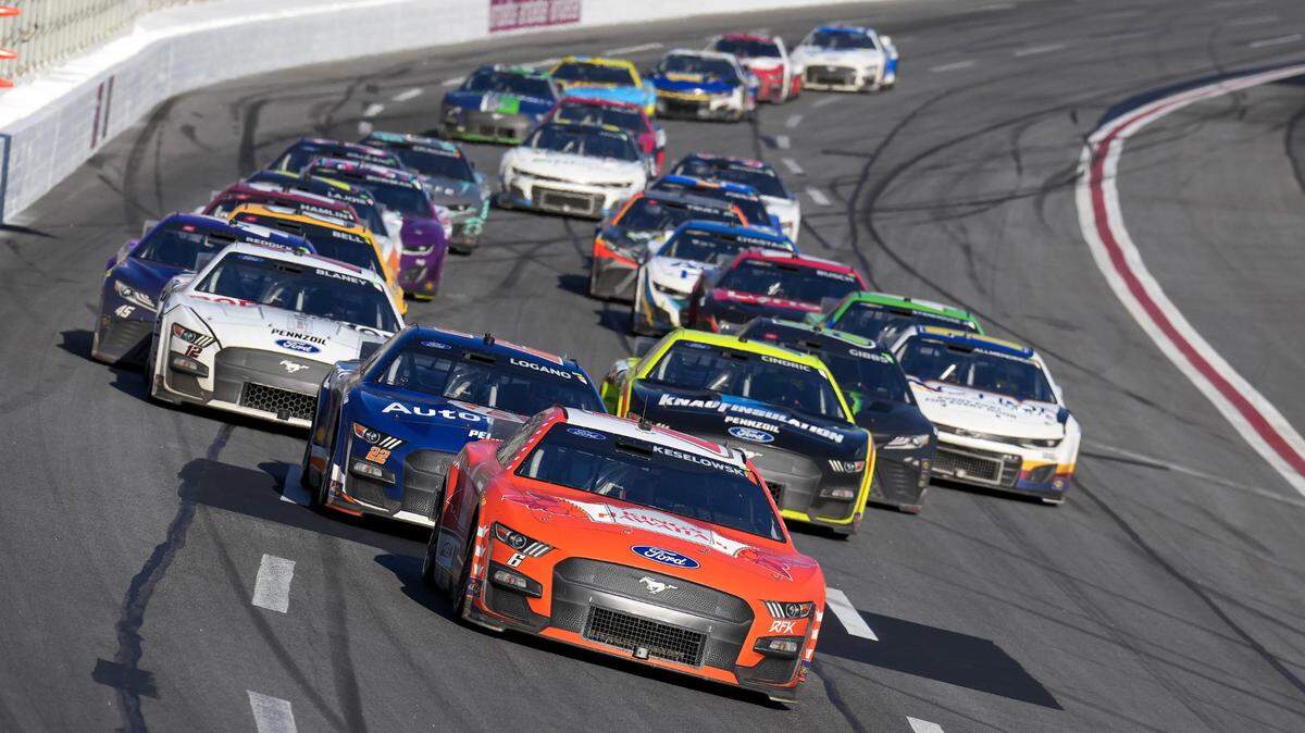Mar 19, 2023; Hampton, Georgia, USA; NASCAR Cup Series driver Brad Keselowski (6) blocks NASCAR Cup Series driver Joey Logano (22) going into turn one at Atlanta Motor Speedway. Mandatory Credit: David Yeazell-USA TODAY Sports