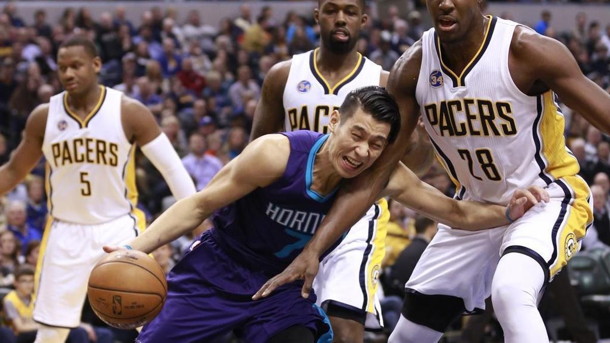 Charlotte Hornets guard Jeremy Lin (7) collides with Indiana Pacers center Ian Mahinmi (28) after getting past Pacers forward Lavoy Allen (5) and guard Rodney Stuckey during Friday’s game.