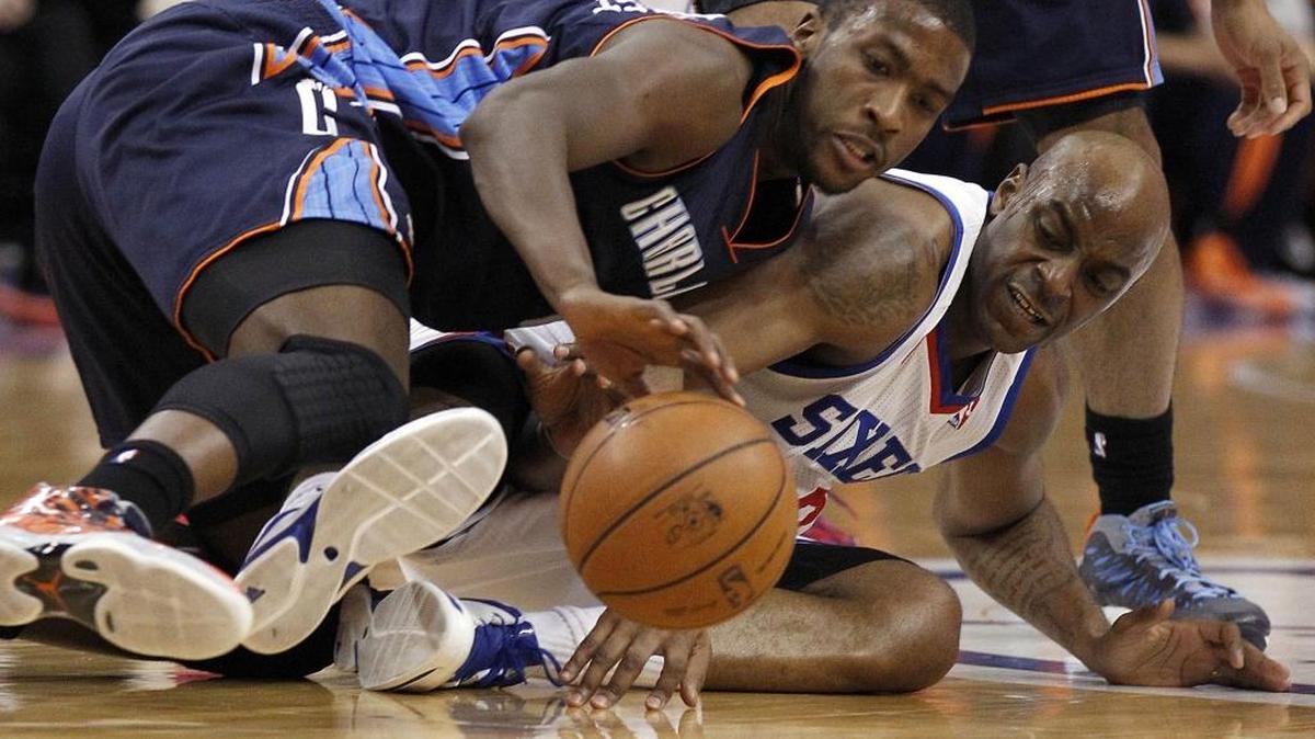 
Former Philadelphia 76er Damien Wilkins (right), jostling for a loose ball with Michael Kidd-Gilchrist during the 2012-13 season, signed with the Charlotte Hornets Friday.
