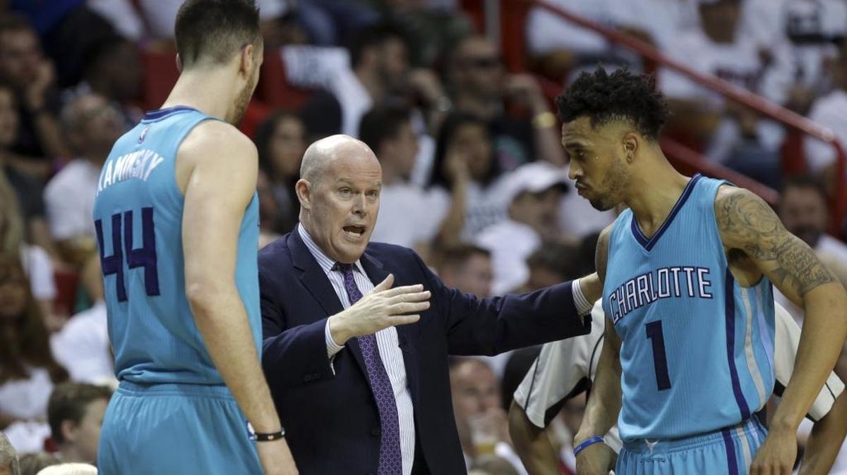 Charlotte Hornets head coach Steve Clifford (center) talks with Frank Kaminsky (44) and Courtney Lee (1) during a 31-point loss to the Miami Heat in Game 1 of their NBA playoff series.