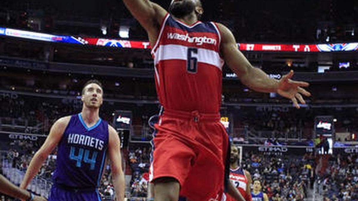 Washington Wizards guard Alan Anderson (6) shoots in front of Charlotte Hornets center Frank Kaminsky III (44) during the first half of an NBA basketball game Sunday, April 10, 2016, in Washington.
