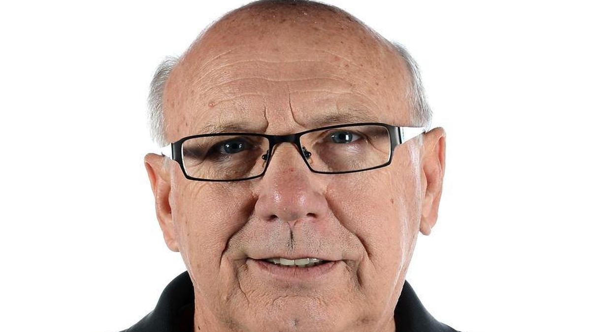 Charlotte Hornets assistant coach Bob Weiss is leaving for the Denver Nuggets.