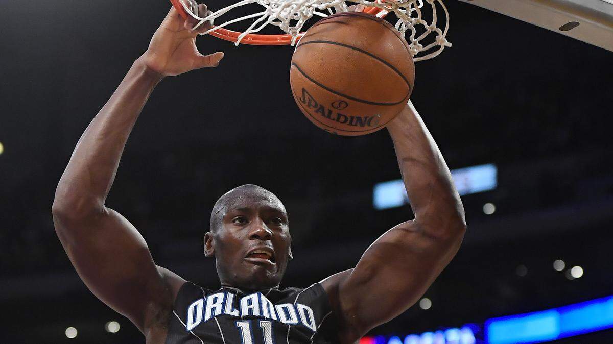 Orlando Magic center Bismack Biyombo, left, of the Republic of Congo, dunks as Los Angeles Lakers forward Luol Deng, of South Sudan, defends during the first half of an NBA basketball game, Sunday, Jan. 8, 2017, in Los Angeles. (AP Photo/Mark J. Terrill)