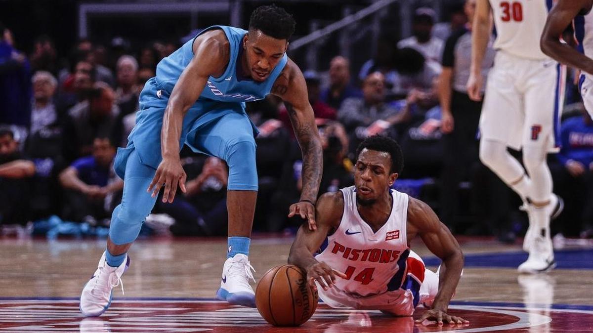 Former Hornets guard Malik Monk (left) and former Pistons guard Ish Smith chase a loose ball. Smith has signed a one-year deal with the Hornets.