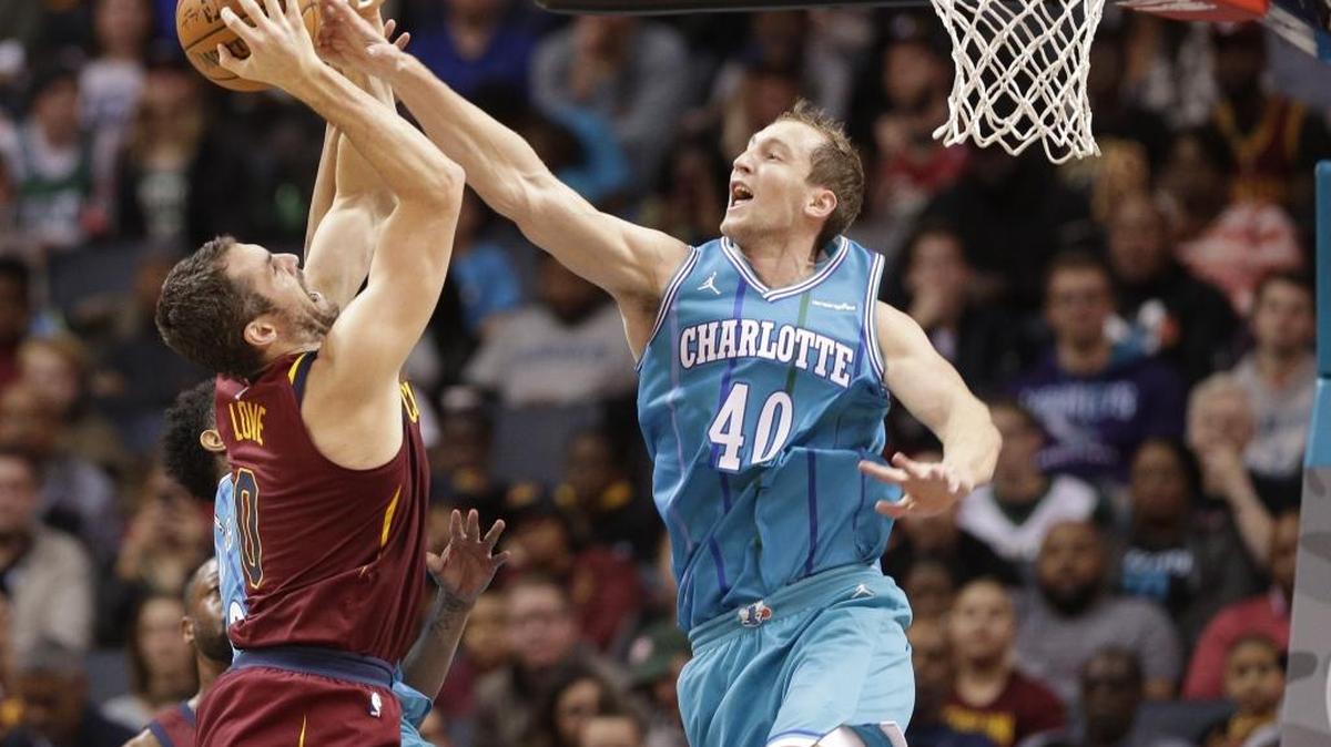 Charlotte Hornets center Cody Zeller (40) had successful surgery Tuesday to repair a torn meniscus in his left knee.