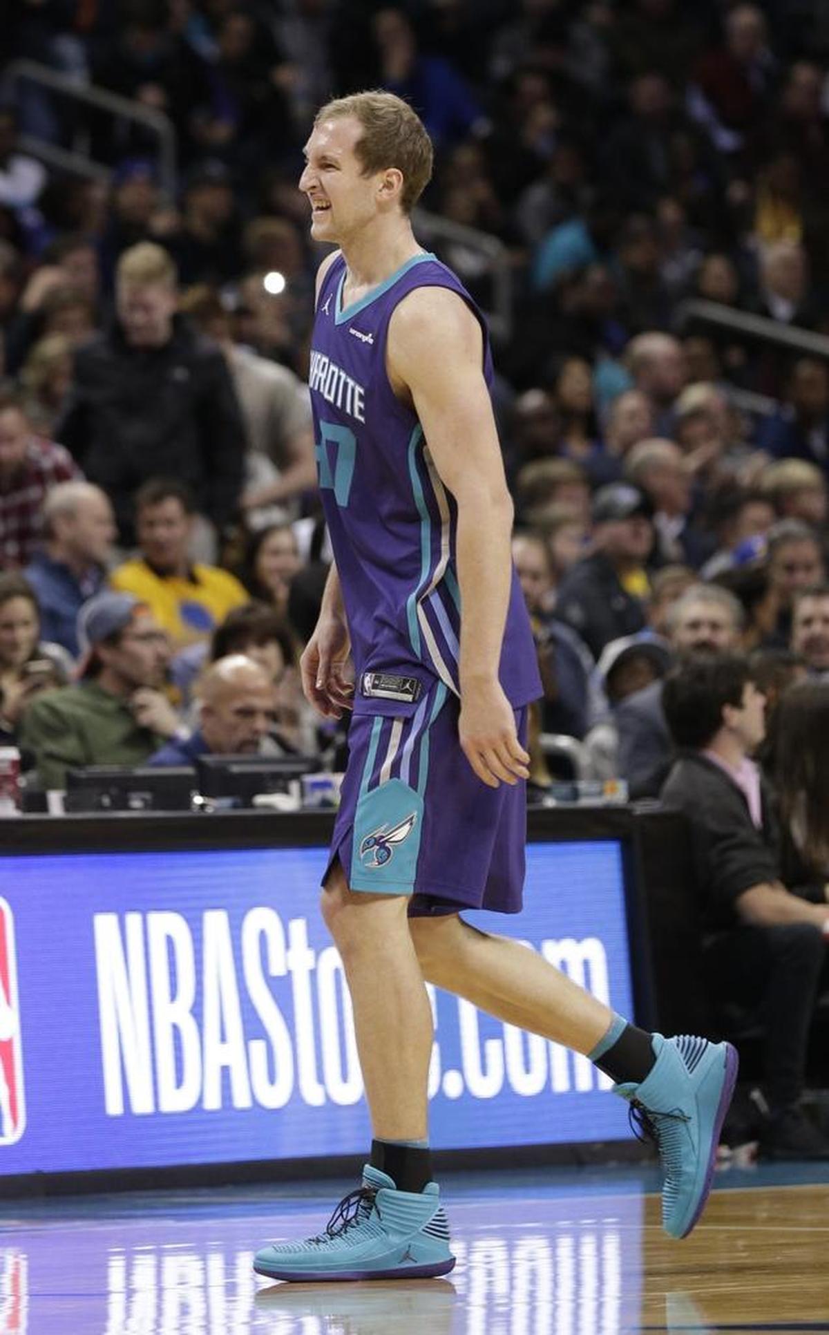 Charlotte Hornets center Cody Zeller leaves the court after injuring his knee against Golden State in Wednesday’s NBA game at the Spectrum Center.