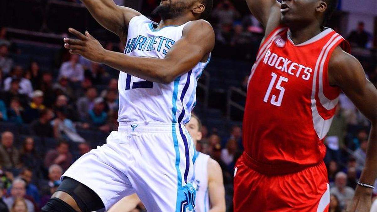 Hornets point guard Kemba Walker (left) is the NBA’s Eastern Conference player of the week.