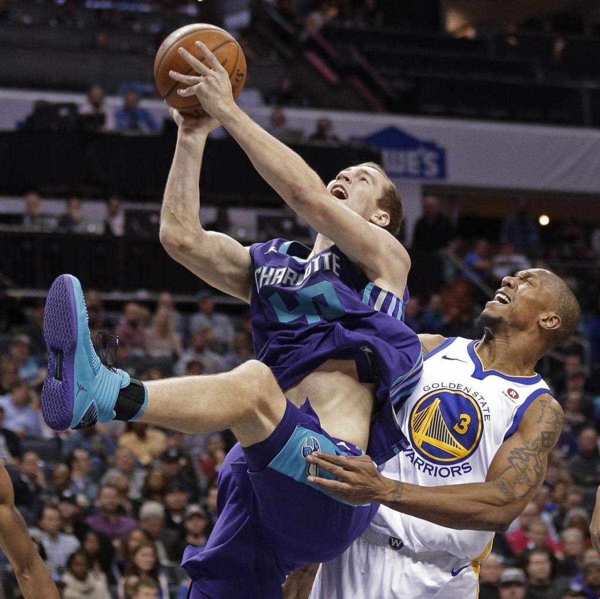 Cody Zeller suffered a strained left knee in the second half of Wednesday’s loss to the Golden State Warriors. With Frank Kaminsky also hurt, the Hornets’ top two bigs off the bench were out of action, and there’s no telling whether either injury will linger.