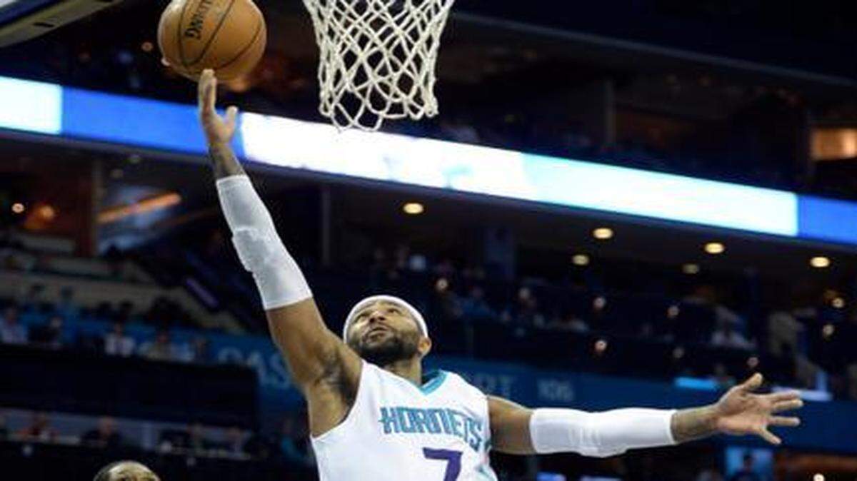 
Charlotte Hornets' Mo Williams (7) drives in between Washington Wizards' Nene (42) and John Wall (2) in the 1st half at Time Warner Cable Arena on Monday. 
