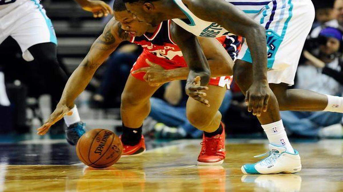 
Washington Wizards' Kevin Seraphin (13) and Charlotte Hornets' Lance Stephenson (1) go after a loose ball in the 1st half at Time Warner Cable Arena on Monday.
