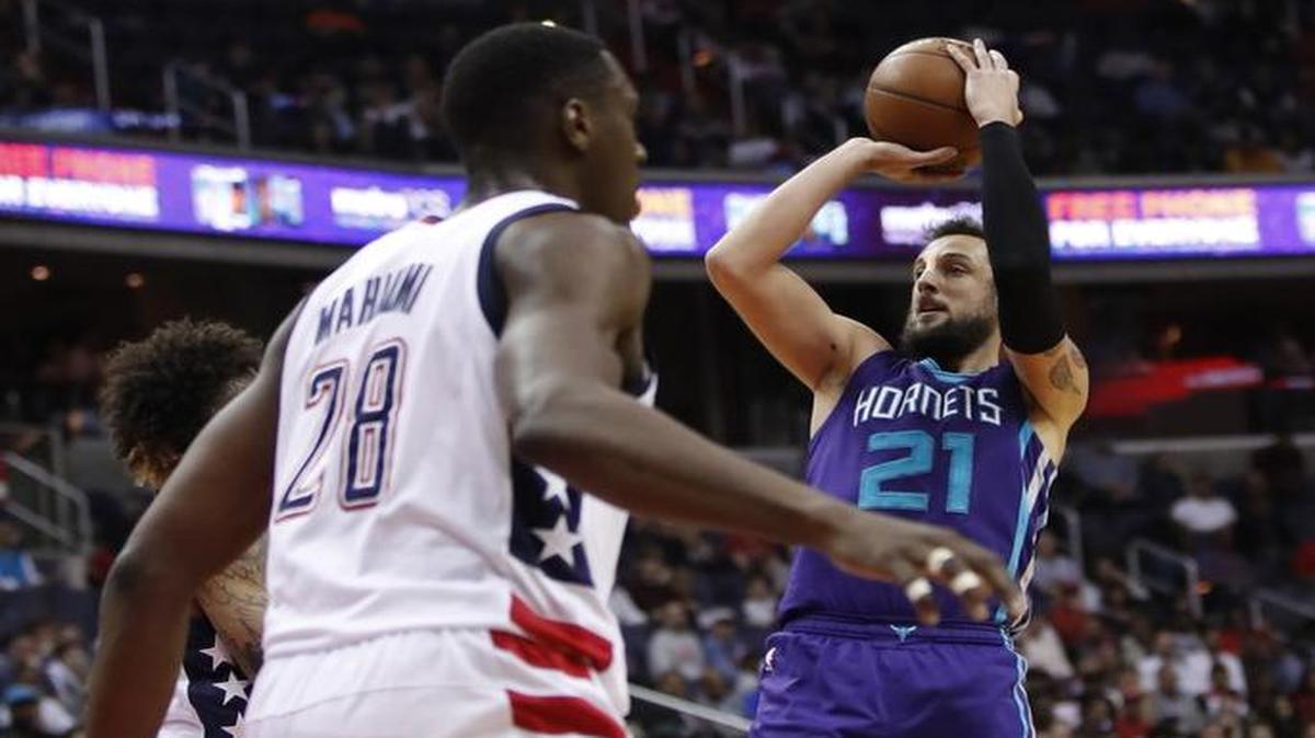 Charlotte Hornets guard Marco Belinelli shoots against the Washington Wizards, including center Ian Mahinmi (28), during the first half of Tuesday’s NBA game in Washington.