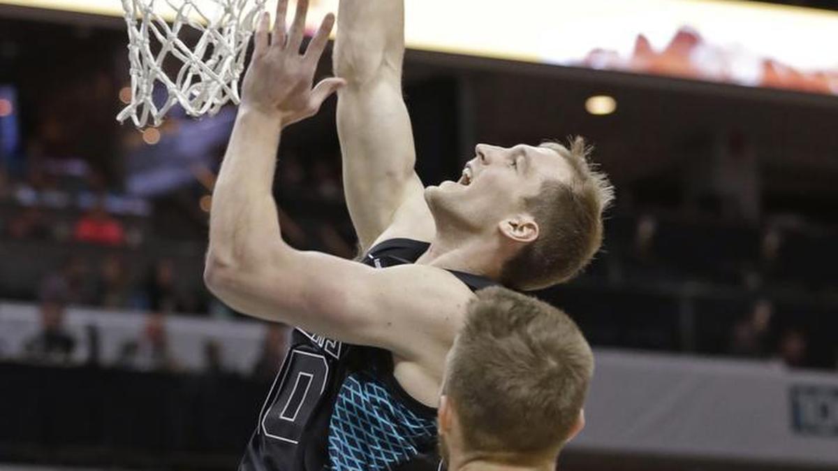 Charlotte Hornets' Cody Zeller shoots during the first half of Friday’s game. Zeller returned after missing 21 games with a torn meniscus.