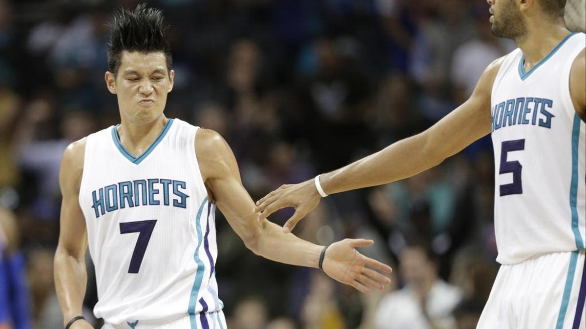 Charlotte Hornets' Jeremy Lin (7) gets a high-five from Nicolas Batum (5) in the second half of Wednesday’s 95-93 win over the New York Knicks.