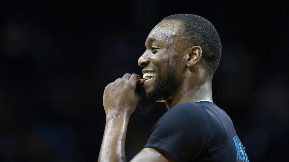 The Charlotte Hornets’ Kemba Walker, above, would match up against the Golden State Warriors’ Stephen Curry, if he plays, on Monday night. The question is whether Curry will have to sit out with a bruised left shin.